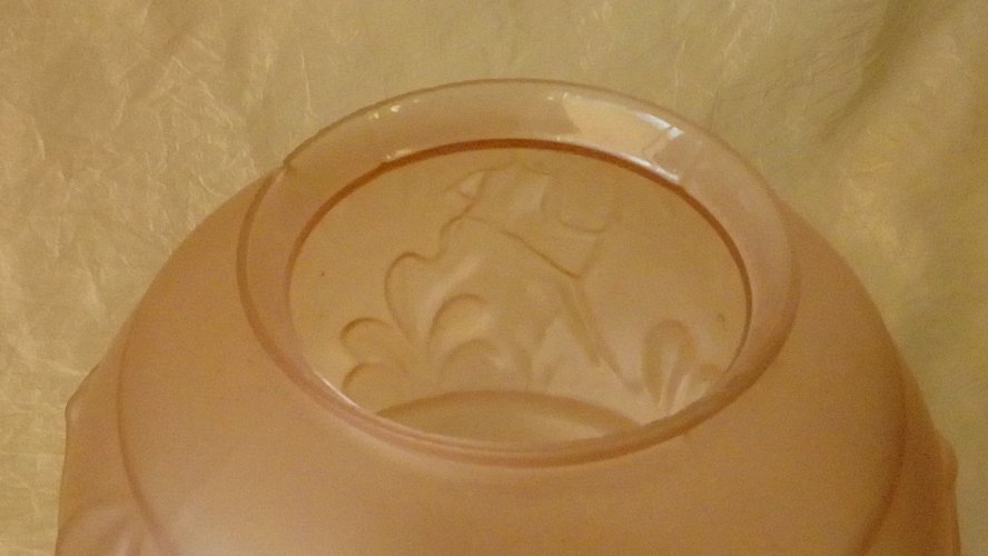 VASE BOULE EN VERRE MOULÉ PRESSÉ DECOR ANTILOPE CHASSEUR A L'ARC ART DECO**