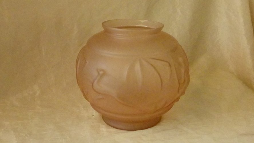 VASE BOULE EN VERRE MOULÉ PRESSÉ DECOR ANTILOPE CHASSEUR A L'ARC ART DECO**