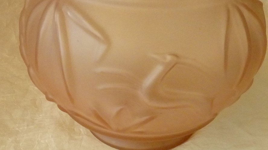 VASE BOULE EN VERRE MOULÉ PRESSÉ DECOR ANTILOPE CHASSEUR A L'ARC ART DECO**