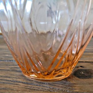 Vase boule style art déco en verre couleur saumon
