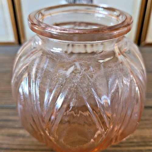 Vase boule style art déco en verre couleur saumon