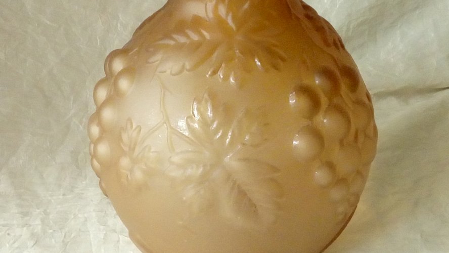 VASE  BOULE VERRE MOULE  ET PRESSE DECOR GRAPPE DE RAISIN SIGNE PRIOR FRANCE**