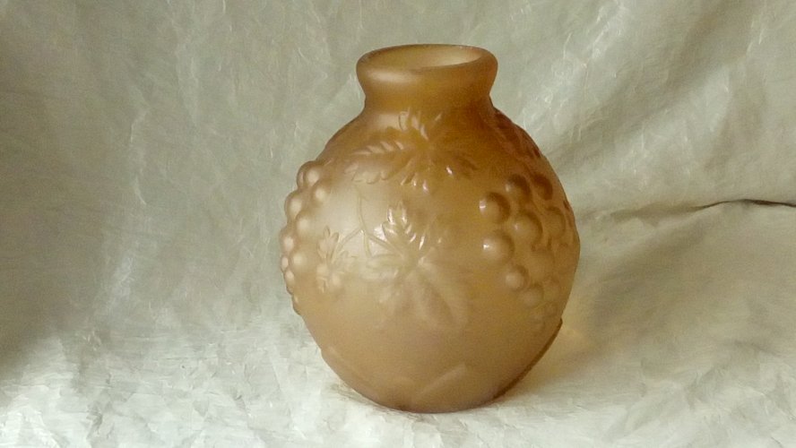 VASE  BOULE VERRE MOULE  ET PRESSE DECOR GRAPPE DE RAISIN SIGNE PRIOR FRANCE**