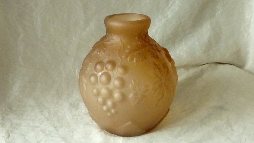 VASE  BOULE VERRE MOULE  ET PRESSE DECOR GRAPPE DE RAISIN SIGNE PRIOR FRANCE**