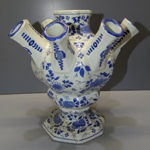 VASE BOUQUETIERE TULIPIERE CERAMIQUE BOCH? Signed in BLUE TO BE RESTORED D