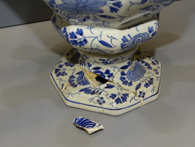 -VASE BOUQUETIERE TULIPIERE CERAMIQUE BOCH? Signée en BLEU A RESTAURER   D