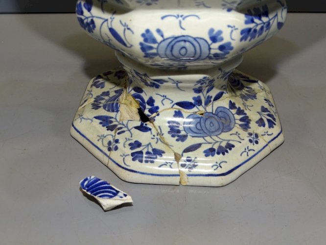 -VASE BOUQUETIERE TULIPIERE CERAMIQUE BOCH? Signée en BLEU A RESTAURER   D