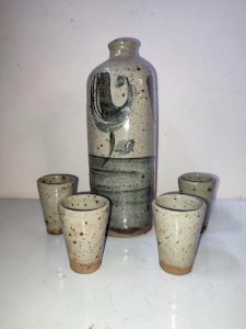 vase / bouteille avec 4 petits verres en gres dans le gout de Gustave Reynaud en bon etat