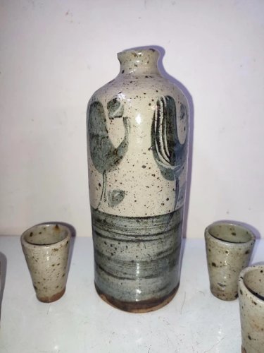 vase / bouteille avec 4 petits verres en gres dans le gout de Gustave Reynaud en bon etat