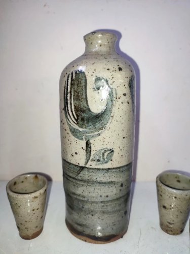 vase / bouteille avec 4 petits verres en gres dans le gout de Gustave Reynaud en bon etat