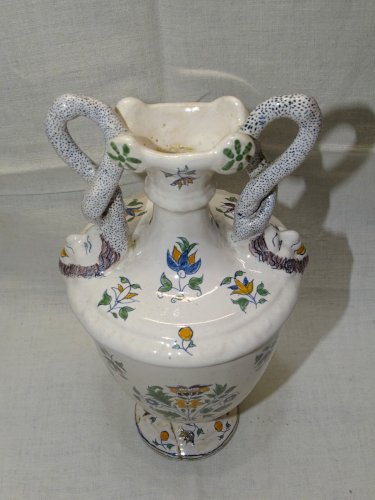 -VASE CERAMIQUE  MOUSTIERS ANSES ENROULEES et MASCARONS au bas PIED ACCIDENTE  D