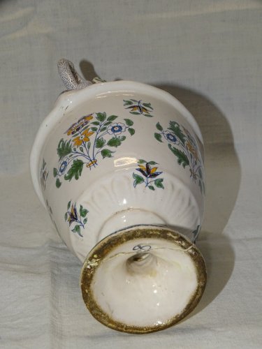 -VASE CERAMIQUE  MOUSTIERS ANSES ENROULEES et MASCARONS au bas PIED ACCIDENTE  D