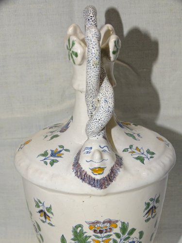 -VASE CERAMIQUE  MOUSTIERS ANSES ENROULEES et MASCARONS au bas PIED ACCIDENTE  D