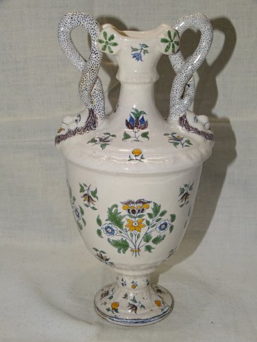 -VASE CERAMIQUE  MOUSTIERS ANSES ENROULEES et MASCARONS au bas PIED ACCIDENTE  D