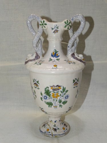 -VASE CERAMIQUE  MOUSTIERS ANSES ENROULEES et MASCARONS au bas PIED ACCIDENTE  D