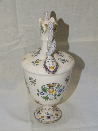 -VASE CERAMIQUE  MOUSTIERS ANSES ENROULEES et MASCARONS au bas PIED ACCIDENTE  D