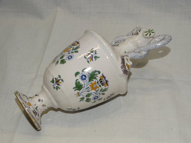 -VASE CERAMIQUE  MOUSTIERS ANSES ENROULEES et MASCARONS au bas PIED ACCIDENTE  D
