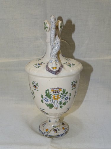 -VASE CERAMIQUE  MOUSTIERS ANSES ENROULEES et MASCARONS au bas PIED ACCIDENTE  D