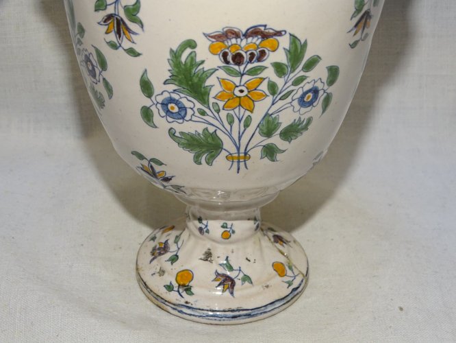 -VASE CERAMIQUE  MOUSTIERS ANSES ENROULEES et MASCARONS au bas PIED ACCIDENTE  D