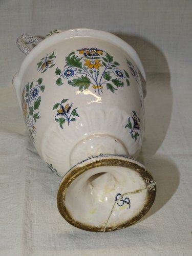 -VASE CERAMIQUE  MOUSTIERS ANSES ENROULEES et MASCARONS au bas PIED ACCIDENTE  D