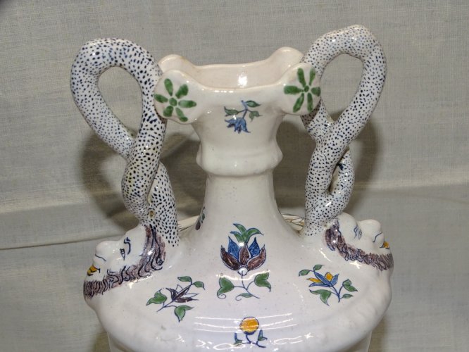 -VASE CERAMIQUE  MOUSTIERS ANSES ENROULEES et MASCARONS au bas PIED ACCIDENTE  D
