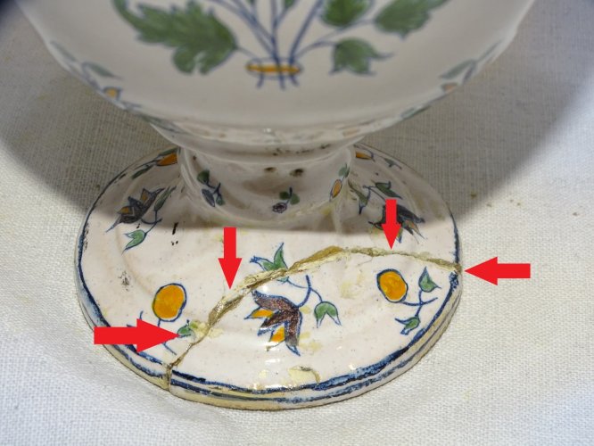 -VASE CERAMIQUE  MOUSTIERS ANSES ENROULEES et MASCARONS au bas PIED ACCIDENTE  D