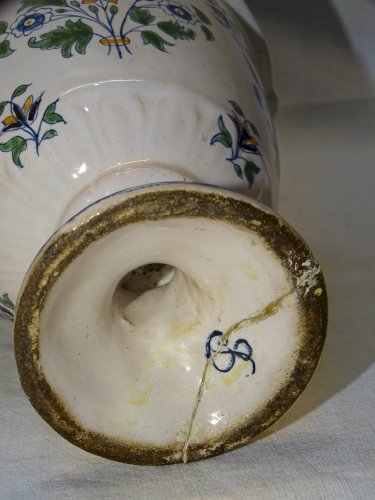 -VASE CERAMIQUE  MOUSTIERS ANSES ENROULEES et MASCARONS au bas PIED ACCIDENTE  D