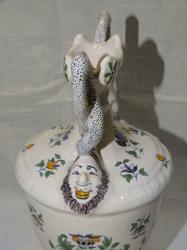 -VASE CERAMIQUE  MOUSTIERS ANSES ENROULEES et MASCARONS au bas PIED ACCIDENTE  D