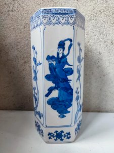 Chinese vase with floral decoration and women, second half of the 20th century, in good condition.