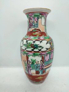 Vase chinois à decor floral et de personnages daté du 20eme en bon etat