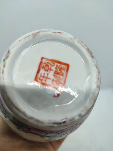 Vase chinois à decor floral et de personnages daté du 20eme en bon etat