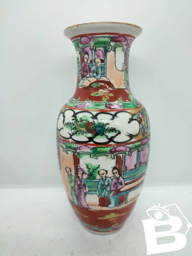 Vase chinois à decor floral et de personnages daté du 20eme en bon etat
