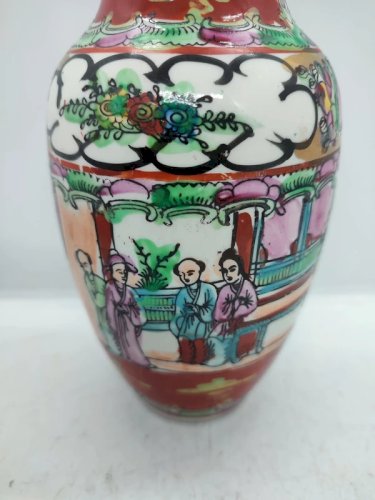 Vase chinois à decor floral et de personnages daté du 20eme en bon etat