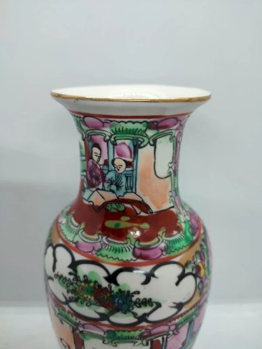 Vase chinois à decor floral et de personnages daté du 20eme en bon etat