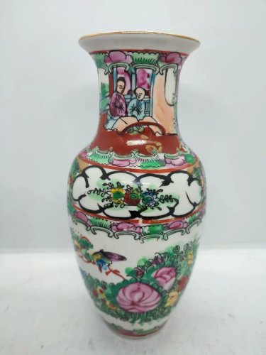 Vase chinois à decor floral et de personnages daté du 20eme en bon etat