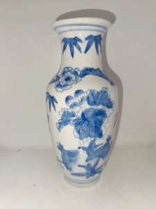 Vase chinois en porcelaine a décor floral en bon état