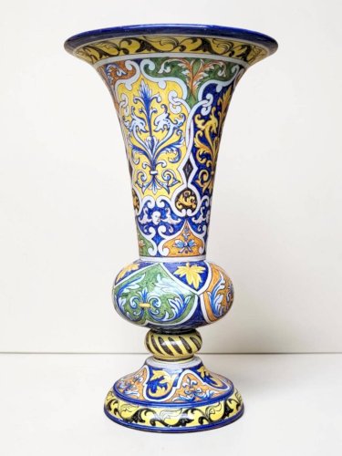 Vase cornet en faïence de Nevers, Montagnon