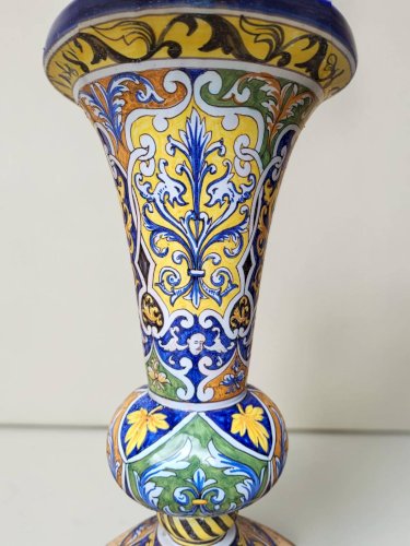 Vase cornet en faïence de Nevers, Montagnon