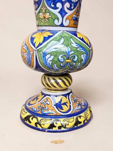 Vase cornet en faïence de Nevers, Montagnon