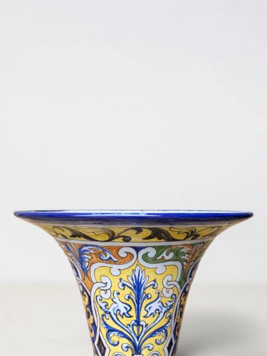 Vase cornet en faïence de Nevers, Montagnon