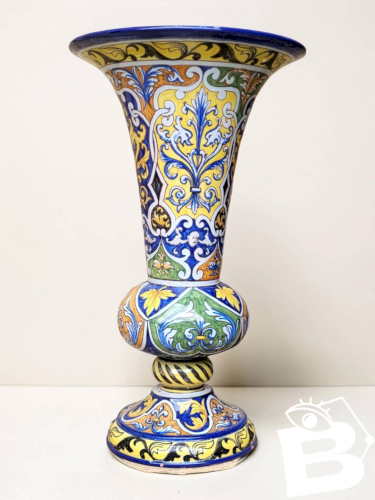 Vase cornet en faïence de Nevers, Montagnon