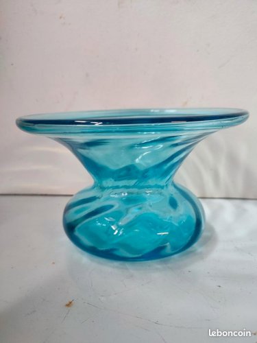 Vase / coupe en verre bleu travail artisanal en bon etat