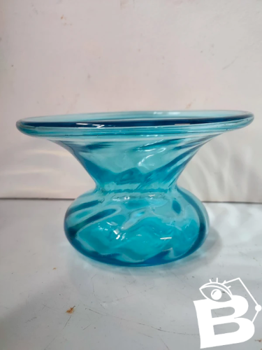 vase / coupe en verre bleu travail artisanal en bon etat