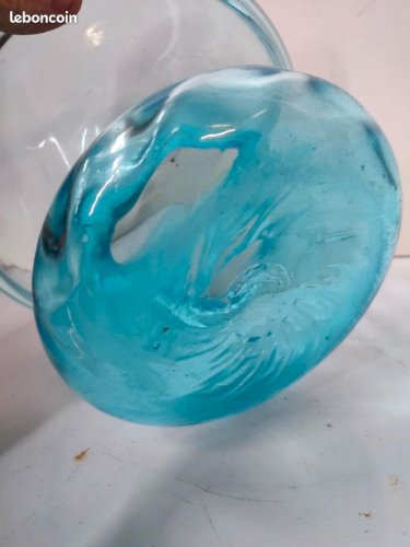 Vase / coupe en verre bleu travail artisanal en bon etat