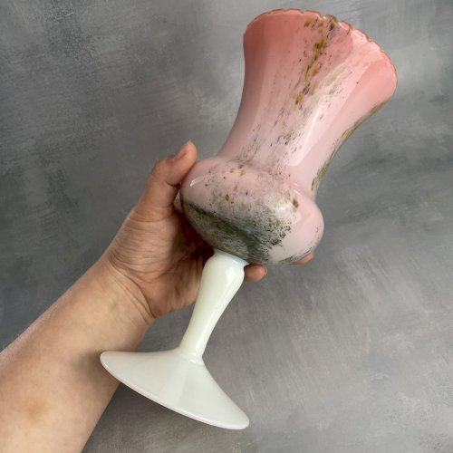 Vase coupe sur pied en opaline multicouches blanc et intérieur orange ~24.5cm
