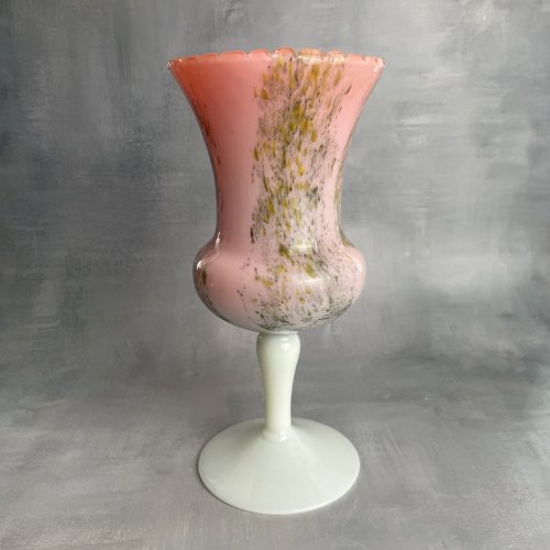 Vase coupe sur pied en opaline multicouches blanc et intérieur orange ~24.5cm