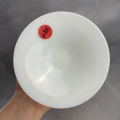 Vase coupe sur pied en opaline multicouches blanc et intérieur orange ~24.5cm