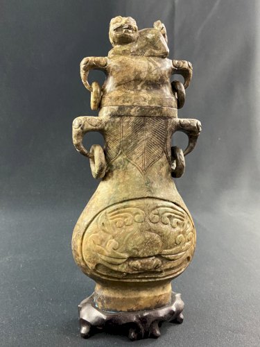 Vase couvert en pierre dure sculptée Chine Extrême-Orient