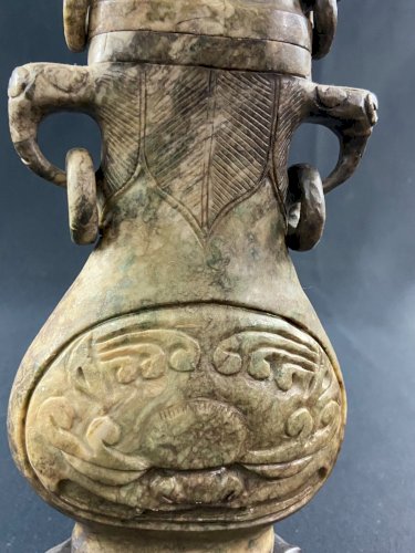Vase couvert en pierre dure sculptée Chine Extrême-Orient