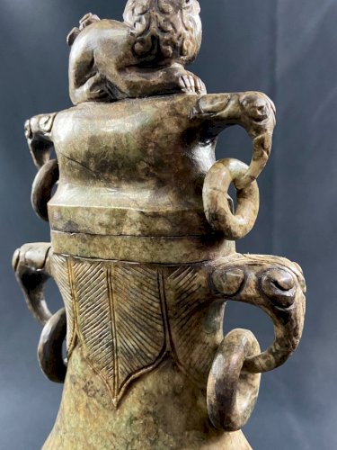 Vase couvert en pierre dure sculptée Chine Extrême-Orient